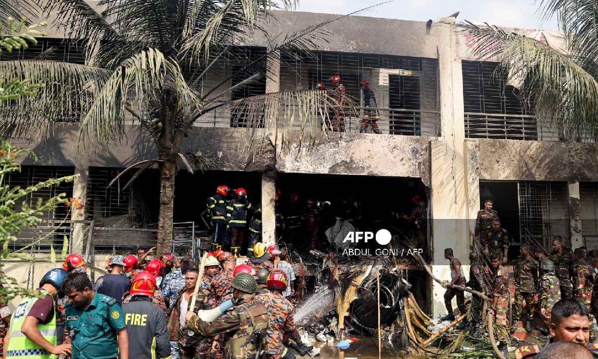 Avión de la fuerza aérea de Bangladesh se estrelló.