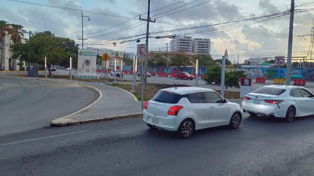 Continúan cierres viales en Cancún.