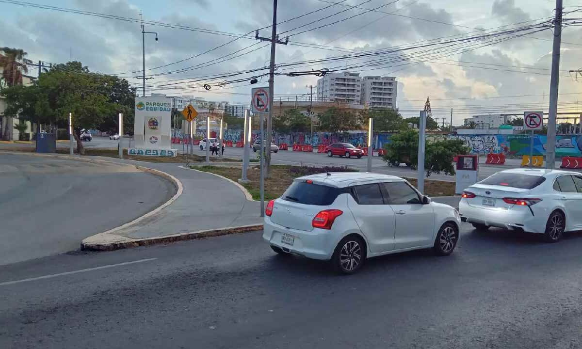Continúan cierres viales en Cancún.