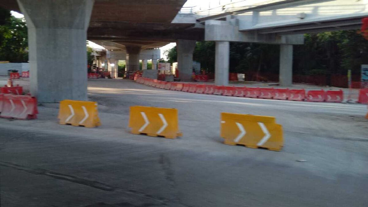 Continúan los cierres viales en Cancún.