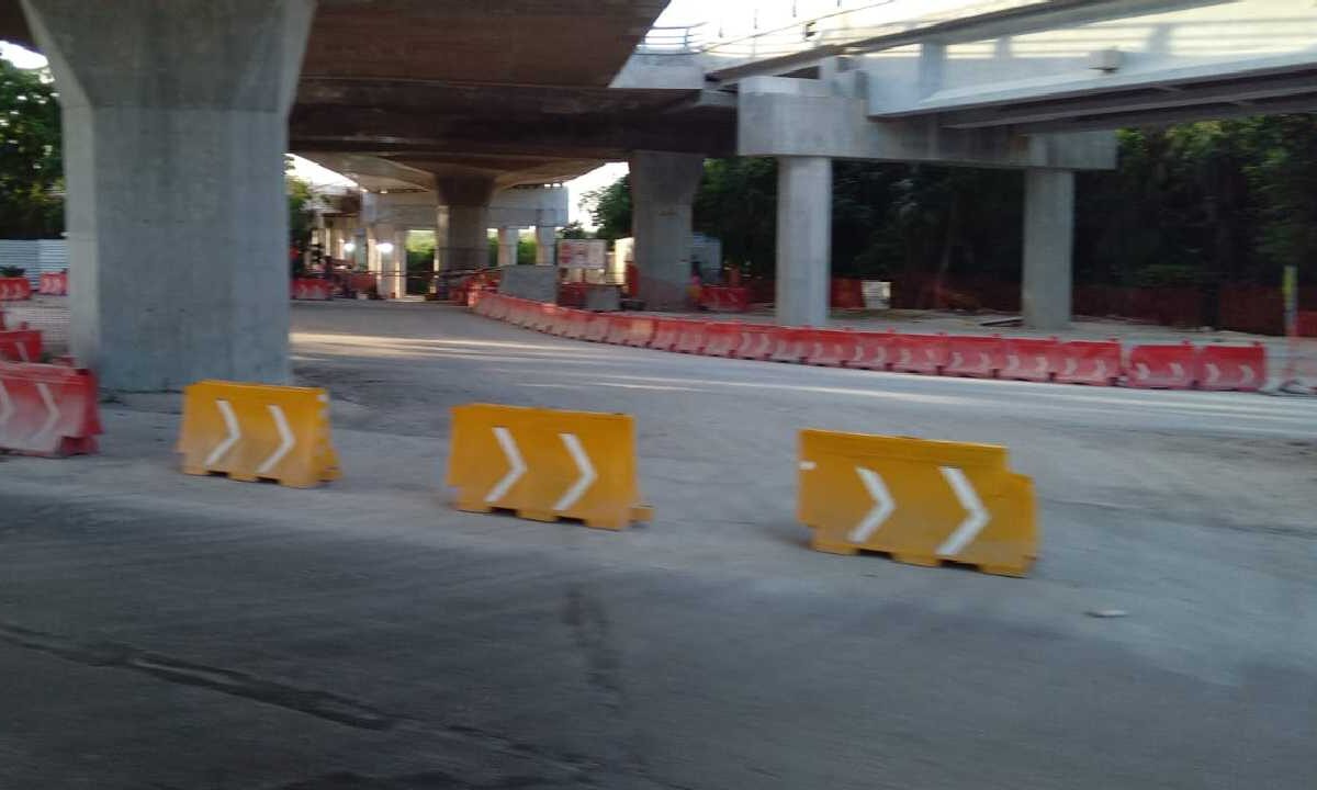 Continúan los cierres viales en Cancún.