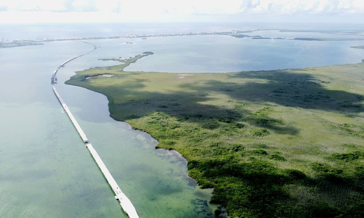 Construcción del Puente Nichupté, en Cancún.