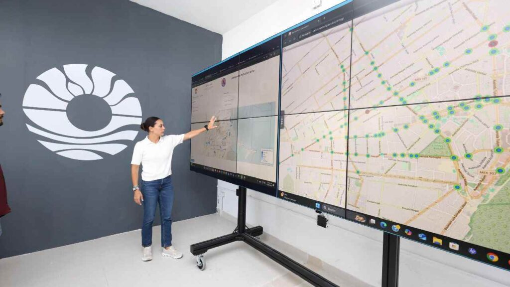 Estrena Cancún centro de control de semáforos.