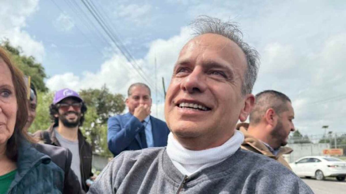 Israel Vallarta, libre.