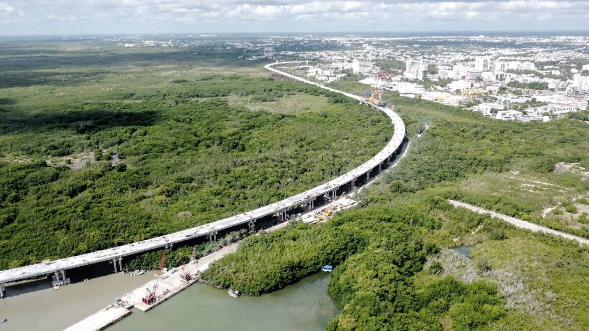 Construcción del puente lagunar Nichupté.