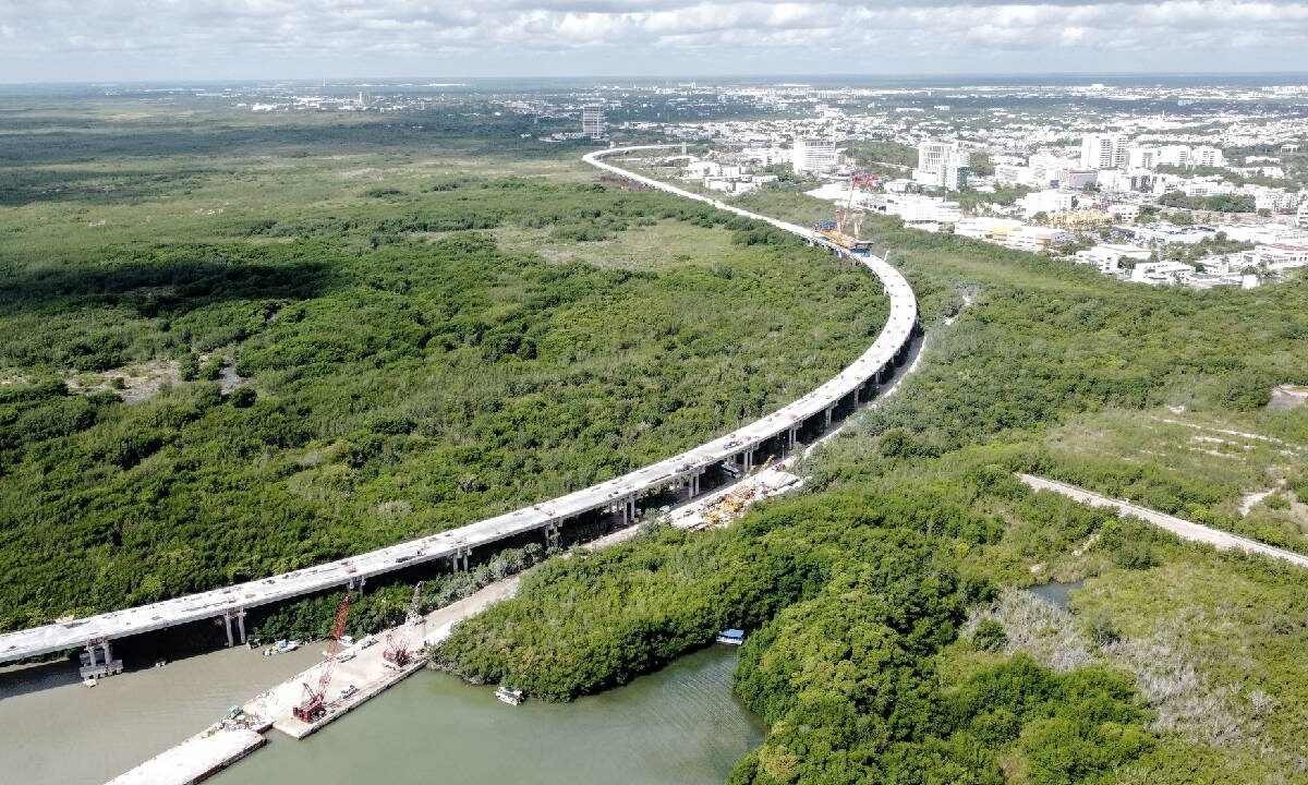 Construcción del puente lagunar Nichupté.