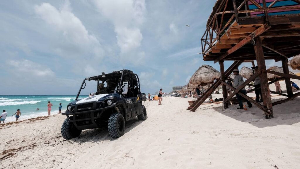 Patrulla de la Policía Turística en la playa.