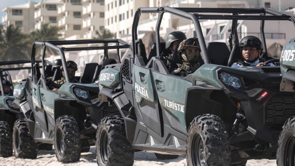Elementos de la Policía Turística, en costas del Caribe mexicano.