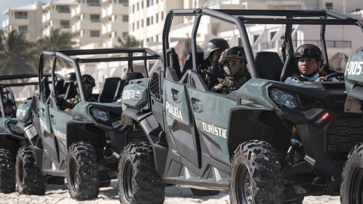 Elementos de la Policía Turística, en costas del Caribe mexicano.