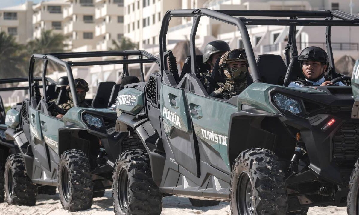 Elementos de la Policía Turística, en costas del Caribe mexicano.