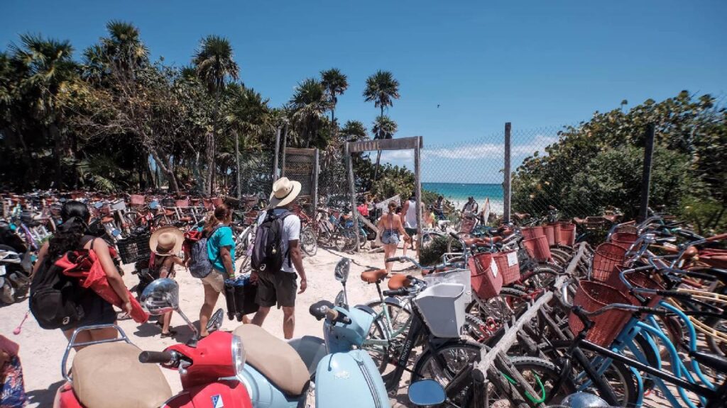 Acceso a playa de Tulum.