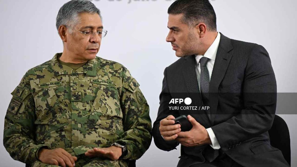 Un vicealmirante de la marina fue detenido.