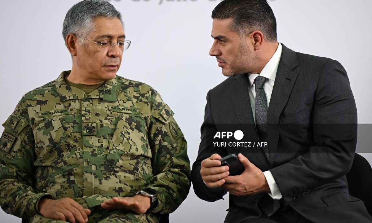 Un vicealmirante de la marina fue detenido.