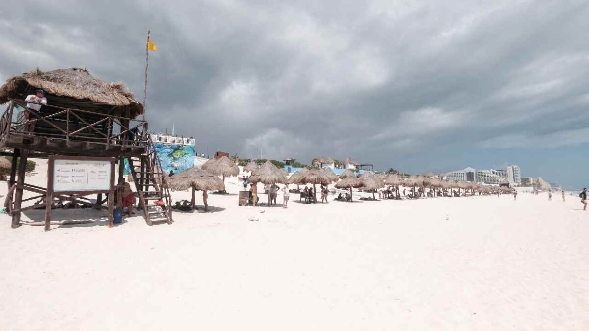 Prevén día caluroso con nublados.