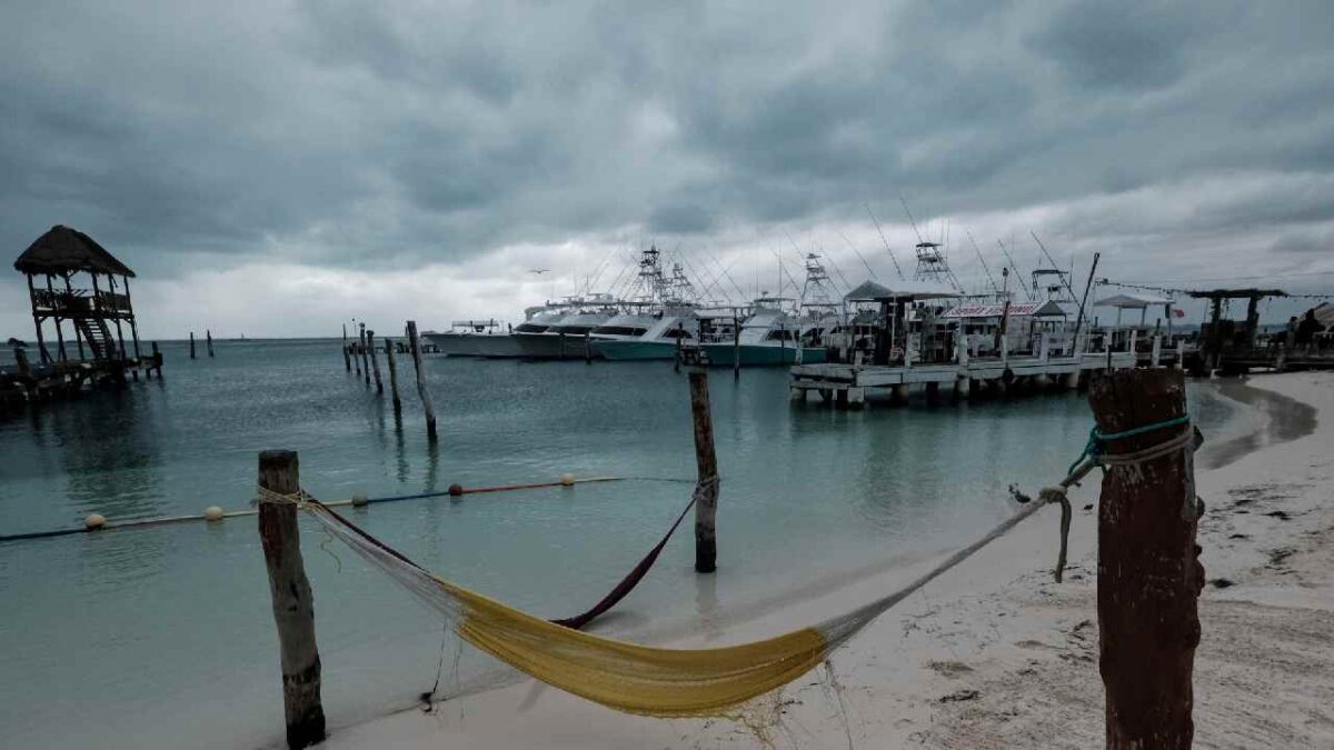 Prevén calor y lluvias.