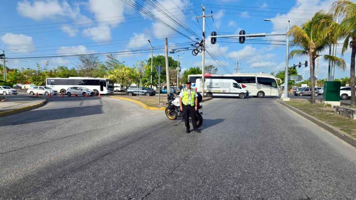 Hay cierres viales en Cancún.