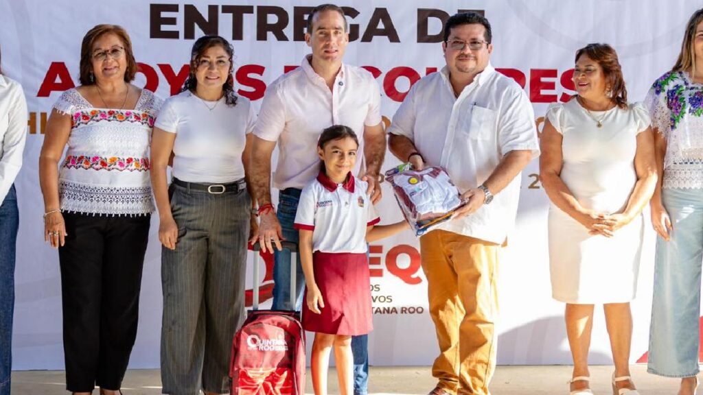 Entrega de uniformes y mochilas gratis en Tulum.