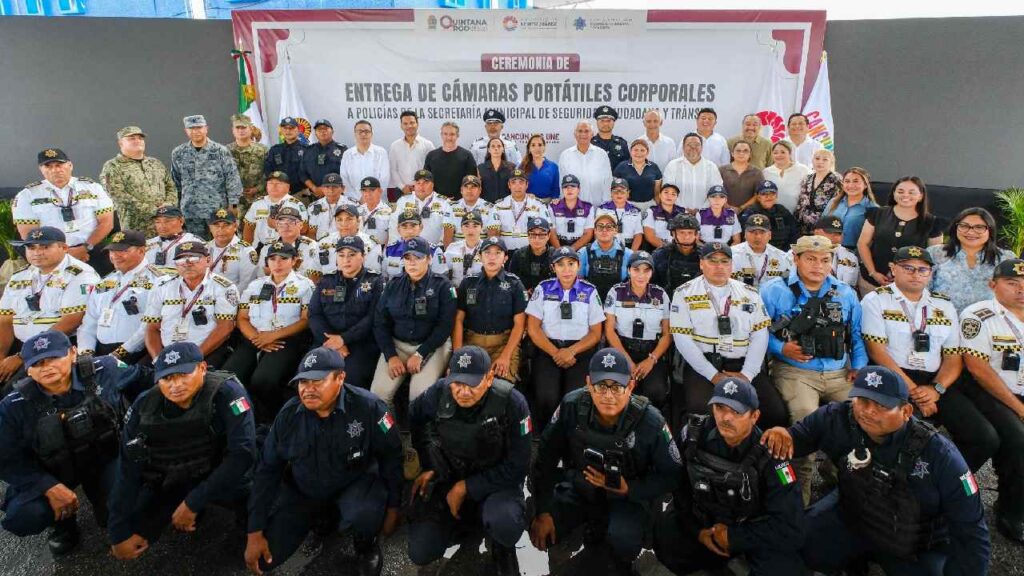 Equipan a la policía de Cancún.