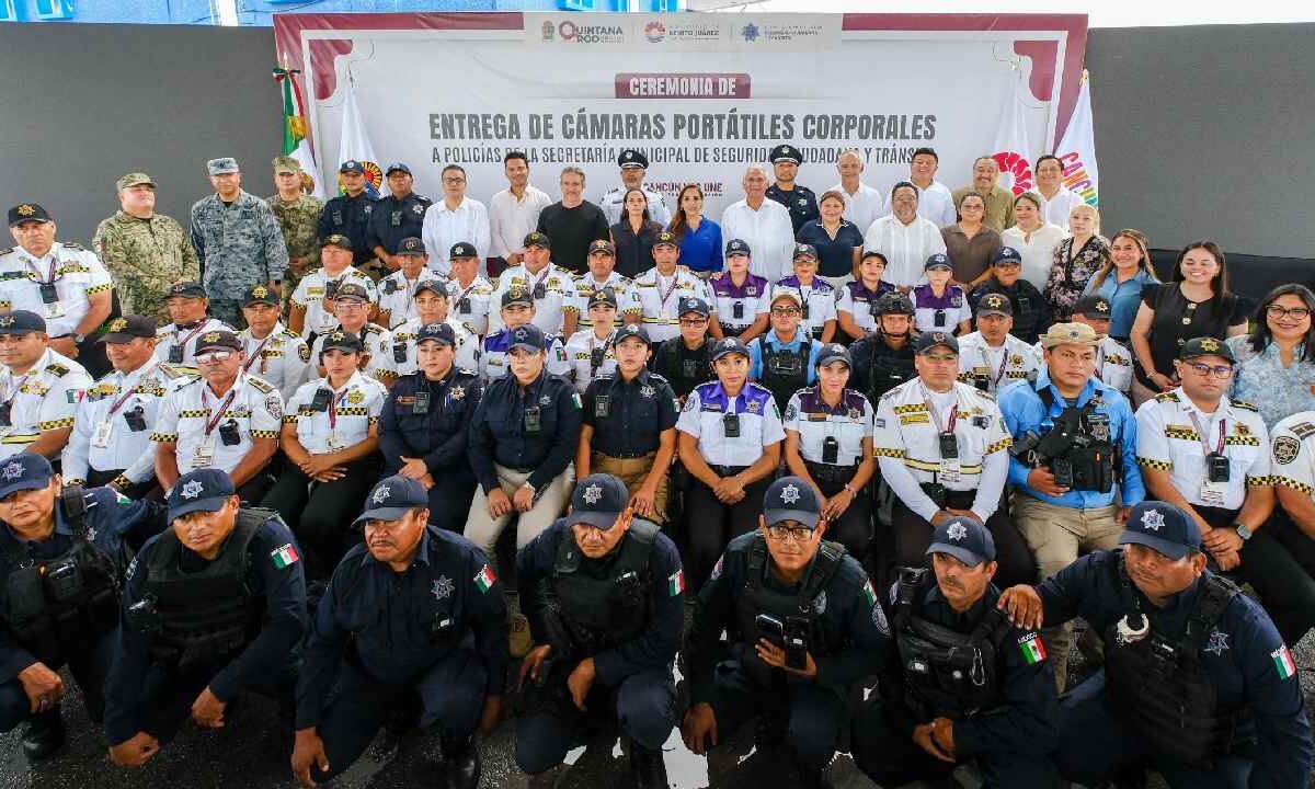 Equipan a la policía de Cancún.