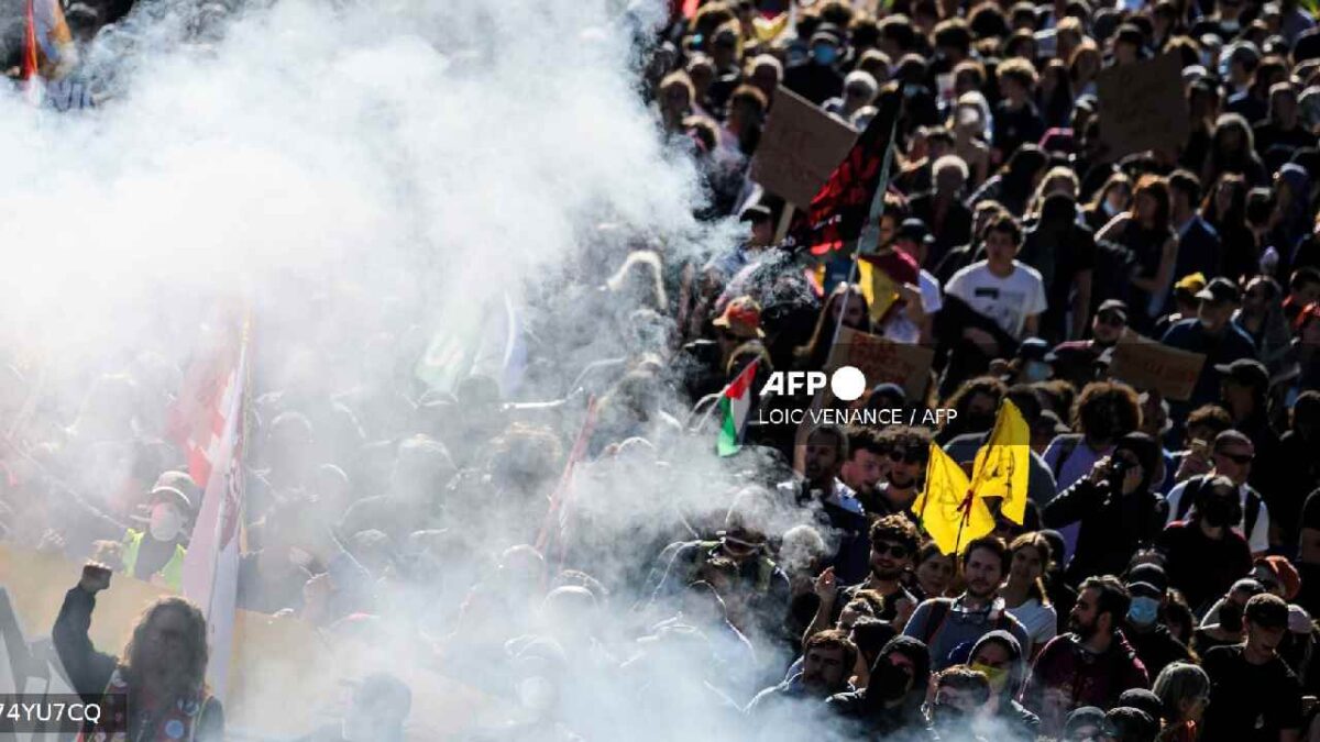 Estallan ciudadanos en Francia.