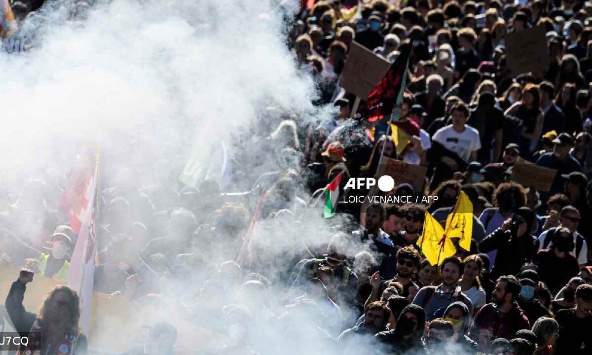 Estallan ciudadanos en Francia.