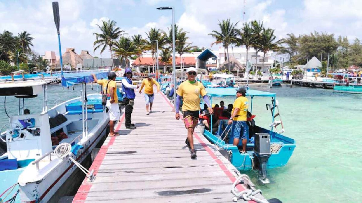 Lancheros de Puerto Juárez la pasan mal.