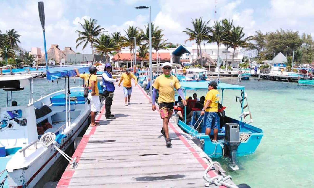 Lancheros de Puerto Juárez la pasan mal.