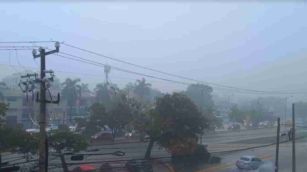 Se registró fuerte lluvia en Cancún.