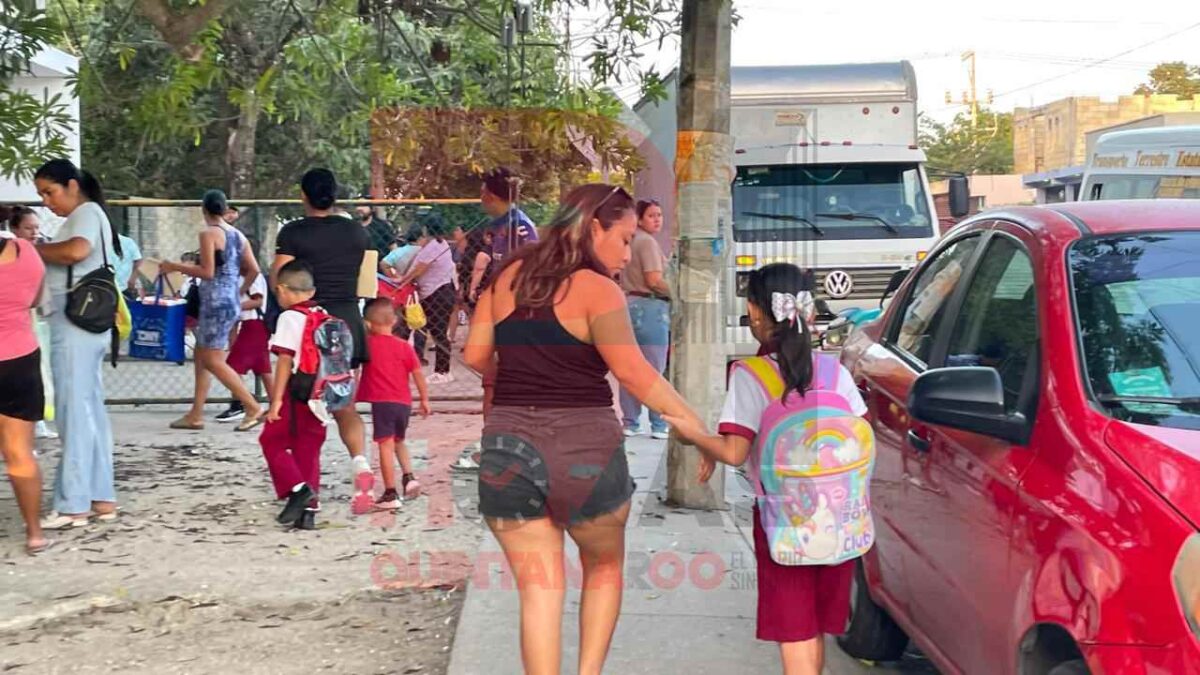 Estudiantes regresan a clases.