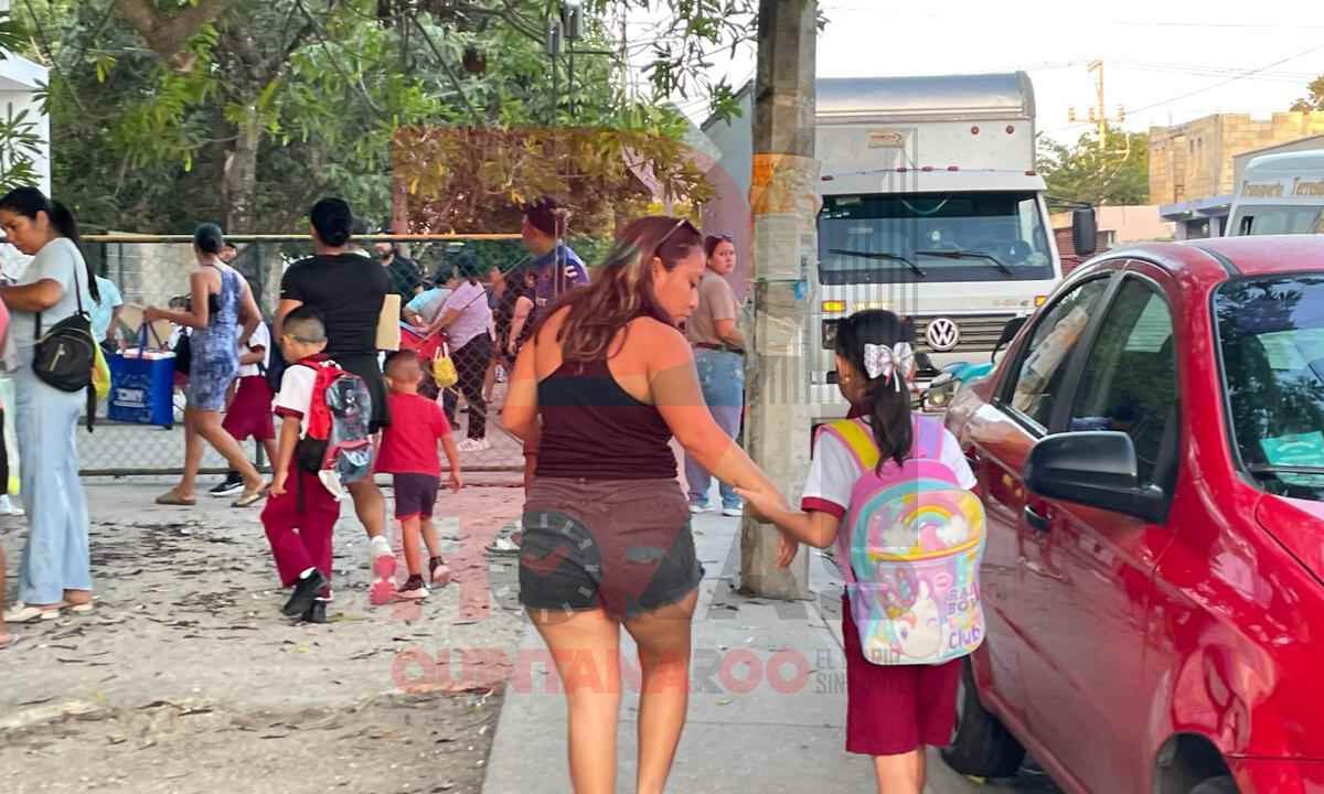 Estudiantes regresan a clases.
