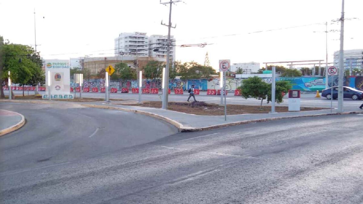 Siguen los cierres viales en Cancún.
