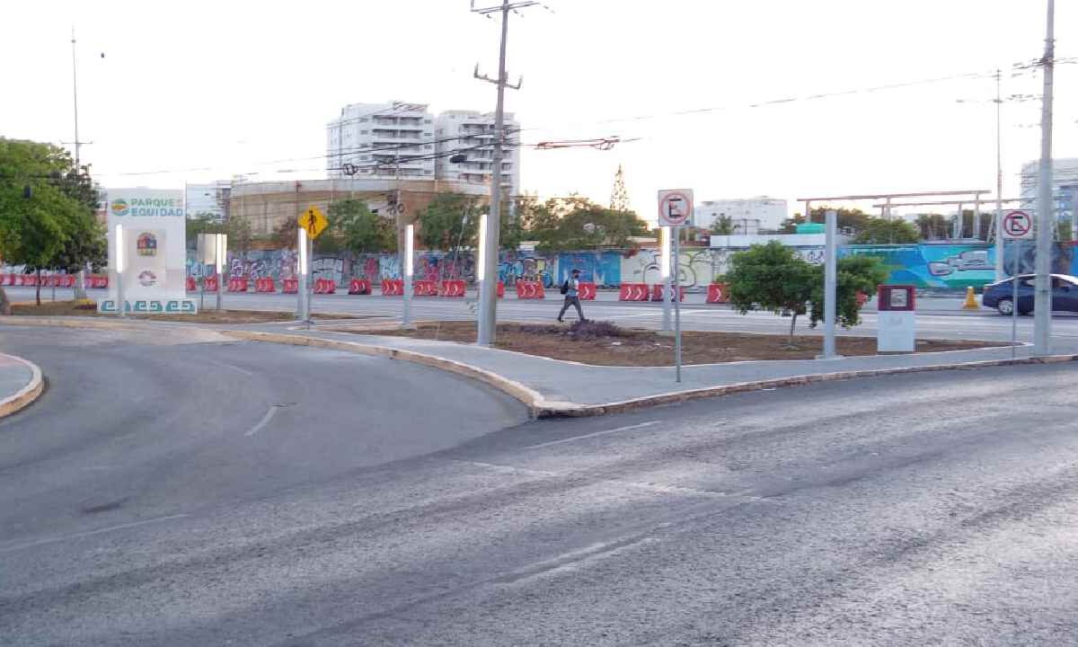 Siguen los cierres viales en Cancún.