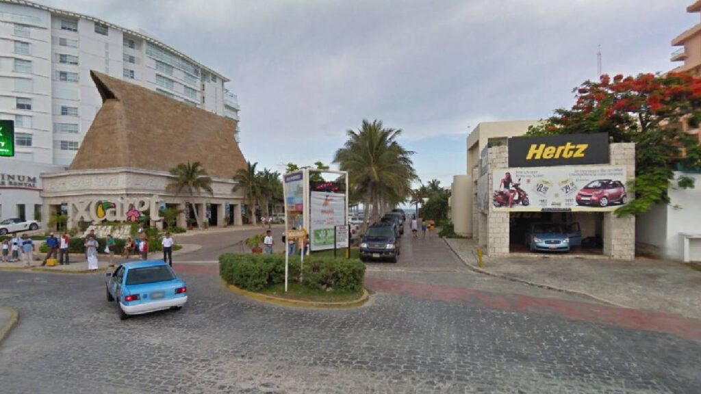Acceso a Playa Caracol, en Cancún.