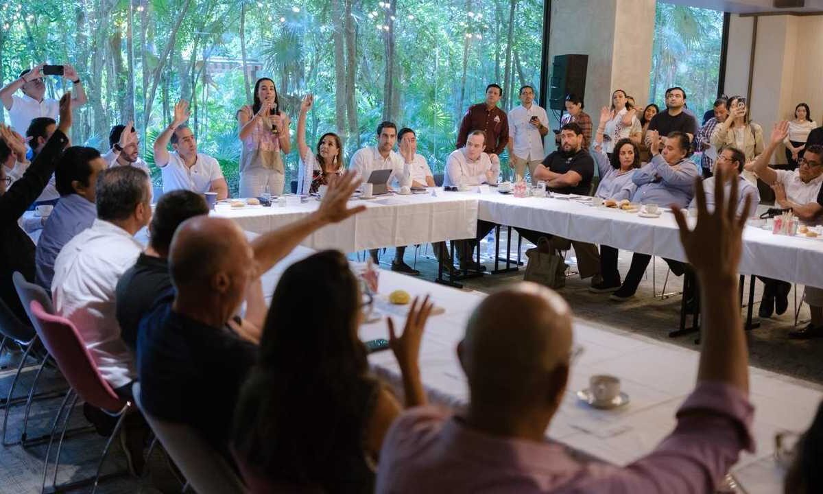 Autoridades se reúnen en Tulum.