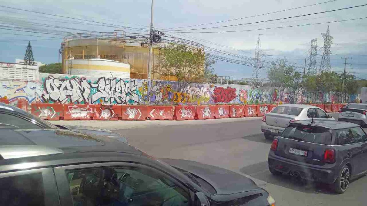 Automovilista toma en cuenta los cierres viales.