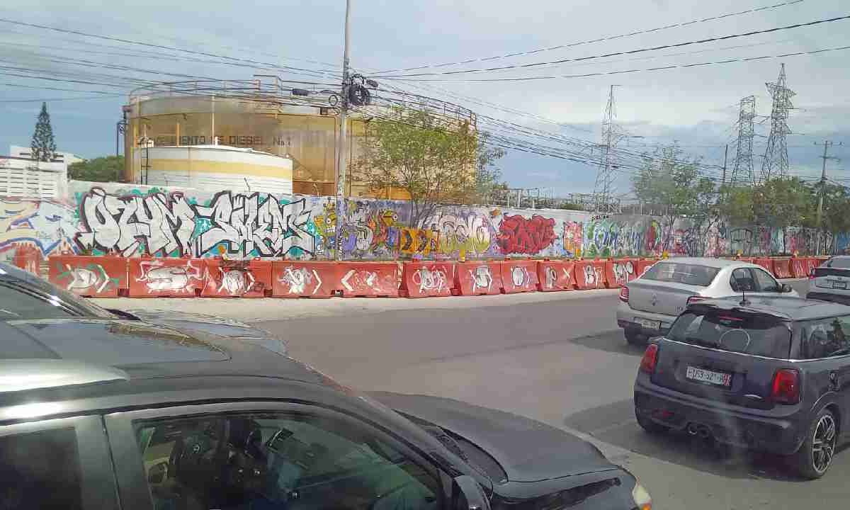 Automovilista toma en cuenta los cierres viales.
