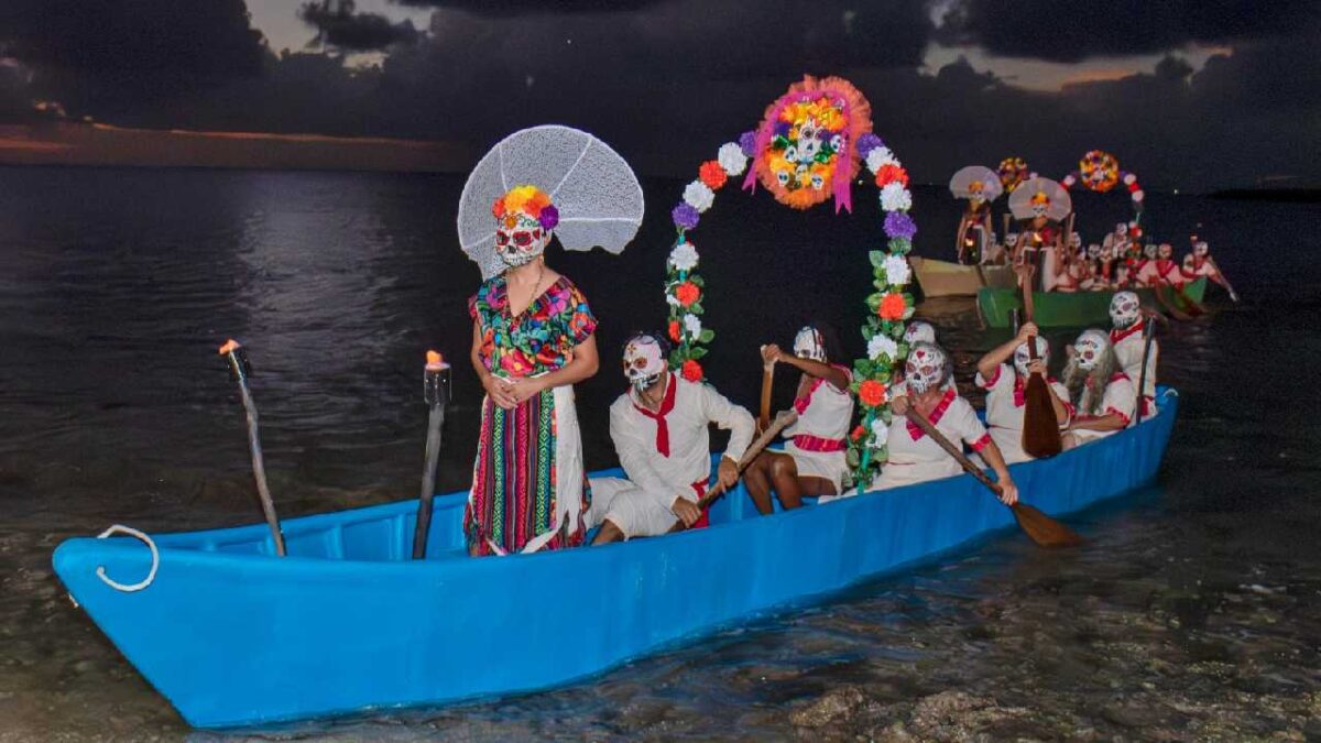 Ya está cerca el Día de Muertos-.