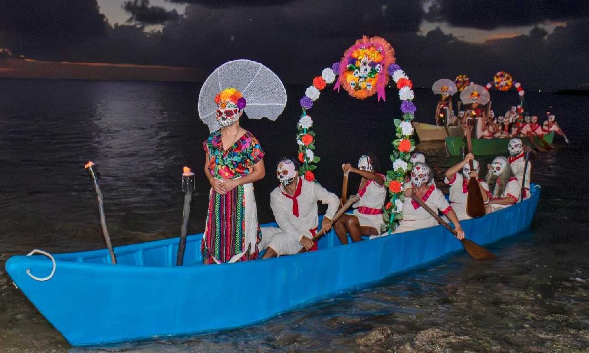 Ya está cerca el Día de Muertos-.