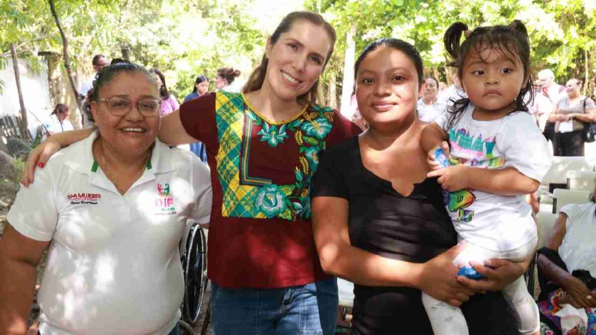 Atenea Gómez Ricalde anuncia horarios del programa de apoyos casa por casa.