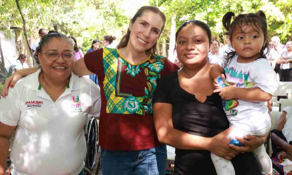 Atenea Gómez Ricalde anuncia horarios del programa de apoyos casa por casa.