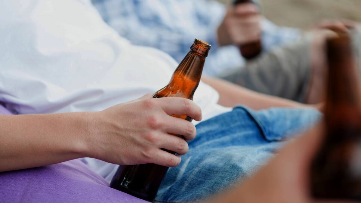 Consumo de alcohol entre jóvenes y adolescentes.