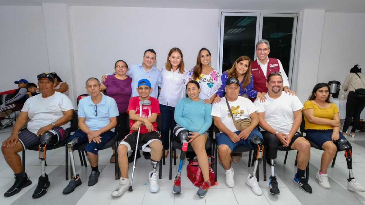 Entregan prótesis en Quintana Roo.