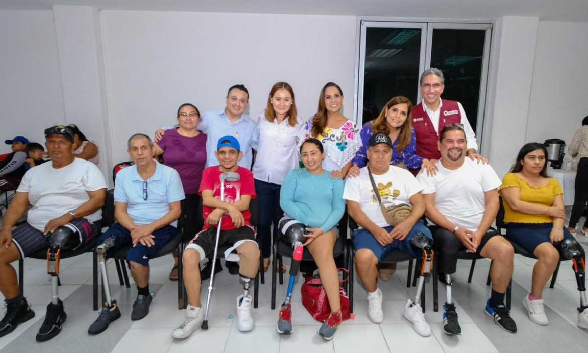 Entregan prótesis en Quintana Roo.