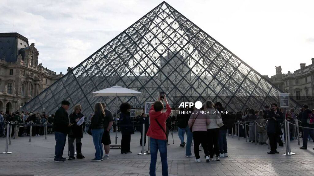Caen dos por robo al Louvre.
