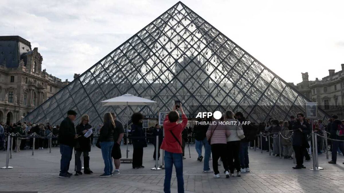 Caen dos por robo al Louvre.
