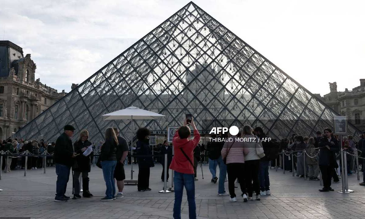 Caen dos por robo al Louvre.