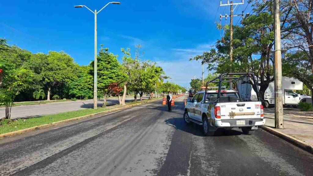 Continúan algunos cierres viales en Cancún.