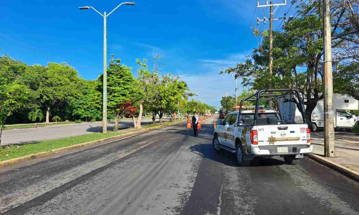 Continúan algunos cierres viales en Cancún.