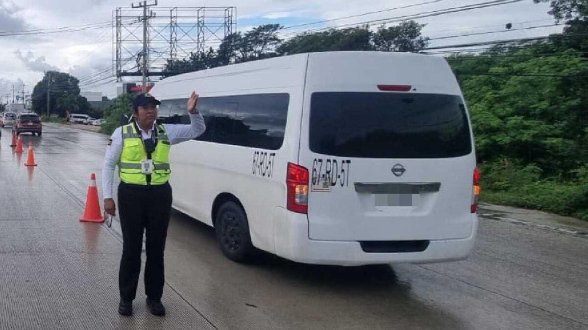 Continúan algunos cierres viales en Cancún.