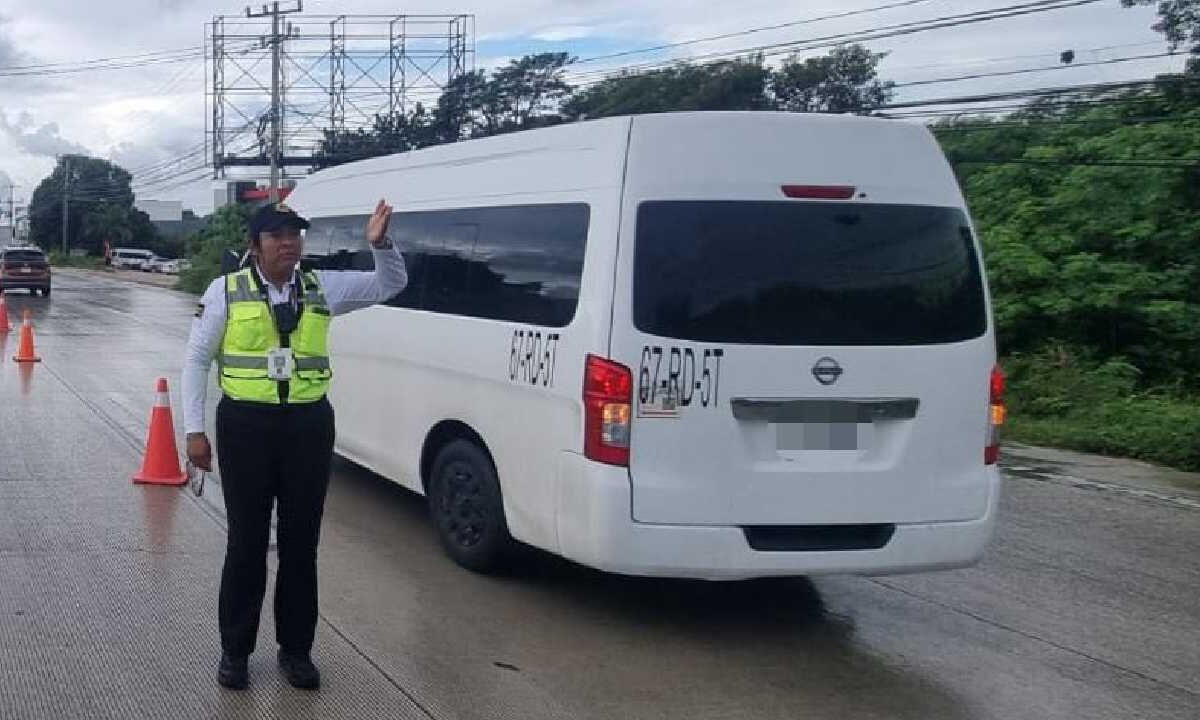 Continúan algunos cierres viales en Cancún.